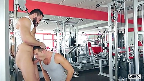 Horny British Bodybuilder Is Getting A Blowjob